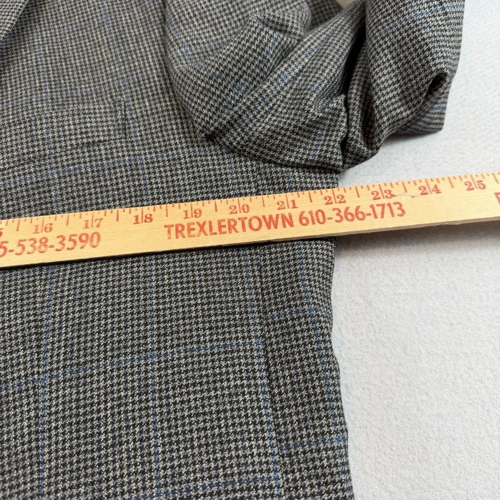 Jos A Bank Traveler's Collection 43L Sport Coat Gray Blue Windowpane Wool Blazer